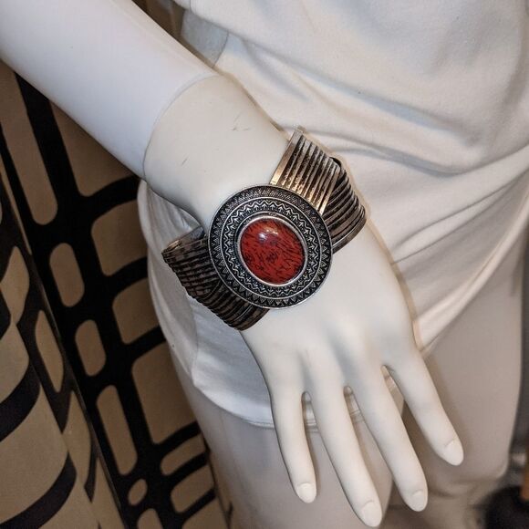 Gorgeous vintage medallion spice colored cuff bracelet - Picture 4 of 7